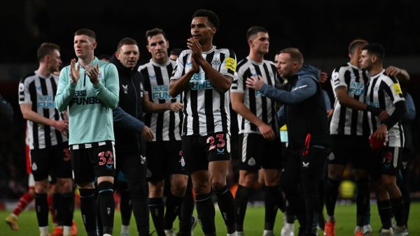 Newcastle United's English midfielder Jacob Murphy applauds the fans following the English Premier League football match between Arsenal and Newcastle United at the Emirates Stadium in London on January 3, 2023. (Photo by Ben Stansall / AFP) 