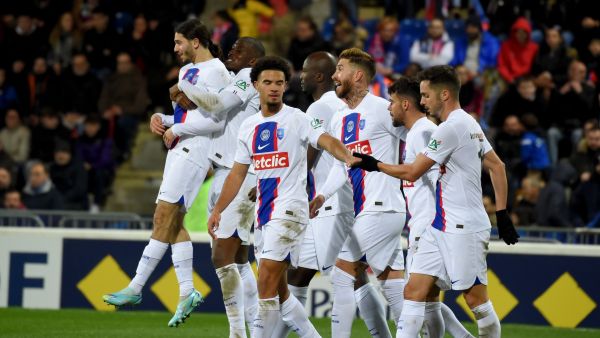Paris Saint-Germain's players celebrate their team's third goal during the French Cup round of 64 football match between La Berrichonne de Châteauroux and Paris Saint-Germain (PSG) at the stade Gaston-Petit in Chateauroux, central France on January 6, 2023. (Photo by GUILLAUME SOUVANT / AFP)