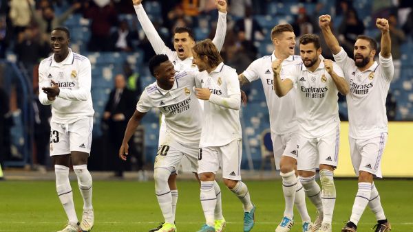 Real Madrid's players celebrate after winning the Spanish Super Cup semi-final football match between Real Madrid CF and Valencia CF at the King Fahd International Stadium in Riyadh, Saudi Arabia, on January 11, 2023. (Photo by Giuseppe CACACE / AFP)