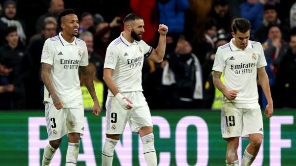 Real Madrid's French forward Karim Benzema (C) celebrates with Real Madrid's Brazilian defender Eder Militao (L) and Real Madrid's Spanish midfielder Dani Ceballos scoring his team's second goal during the Copa del Rey (King's Cup), quarter final football match between Real Madrid CF and Club Atletico de Madrid at the Santiago Bernabeu stadium in Madrid on January 26, 2023. (Photo by Pierre-Philippe Marcou / AFP)