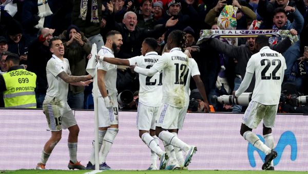 Real Madrid's French forward Karim Benzema (2L) celebrates with teammates scoring his team's second goal during the Copa del Rey (King's Cup), quarter final football match between Real Madrid CF and Club Atletico de Madrid at the Santiago Bernabeu stadium in Madrid on January 26, 2023. (Photo by Pierre-Philippe Marcou / AFP)