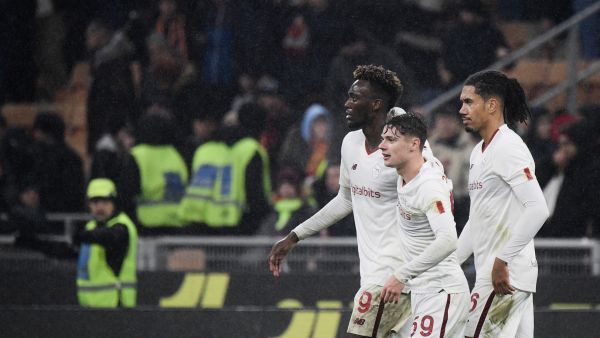 (From L) AS Roma's British forward Tammy Abraham, AS Roma's Polish forward Nicola Zalewski and AS Roma's British defender Chris Smalling celebrate at the end of the Italian Serie A football match between AC Milan and AS Roma, at the San Siro stadium in Milan, on January 8, 2023. (Photo by Filippo MONTEFORTE / AFP)