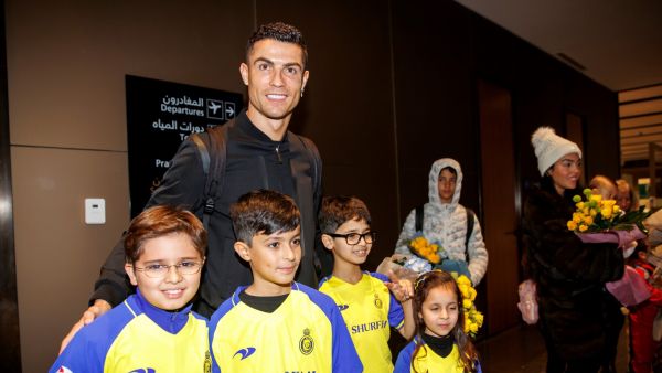 Portugal's Cristiano Ronaldo posing for picture with Saudi kids upon his arrival at a private airport in Riyadh, on the eve of his grand unveiling before thousands of fans at Saudi Arabia's Al Nassr club (Photo by - / Al Nassr Football Club / AFP) 
