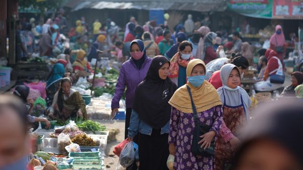 نشاط في الأسواق التقليدية في صباح مدينة سيمارانج في إندونيسيا