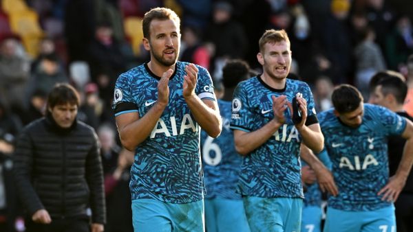 Tottenham Hotspur's English striker Harry Kane (2L) applauds fans on the pitch after the English Premier League football match between Brentford and Tottenham Hotspur at Gtech Community Stadium in London on December 26, 2022. The game finished 2-2. (Photo by Ben Stansall / AFP)