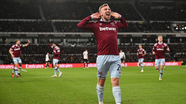 West Ham United's English striker Jarrod Bowen (C) celebrates scoring the opening goal during the English FA Cup fourth round football match between Derby County and West Ham United at Pride Park Stadium in Derby, central England on January 31, 2023. (Photo by Paul ELLIS / AFP) 