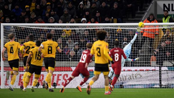 Liverpool's English midfielder Harvey Elliott (C) scores his team first goal past Wolverhampton Wanderers' Portuguese goalkeeper Jose Sa during the FA Cup third round football match between Wolverhampton Wanderers and Liverpool FC at the Molineux stadium in Wolverhampton, central England on January 17, 2023. (Photo by Oli SCARFF / AFP) 