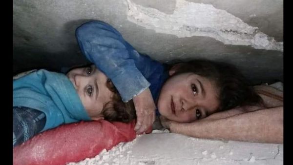 صورة متداولة لطفلة  من ‎حارم بريف ا‎دلب بقيت 17 ساعة تحت الانقاض تحمي رأس شقيقها 