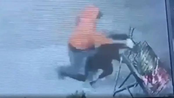 شاب عراقي يسرق سمكة مسكوف من مطعم في الشارع العام بالعراق