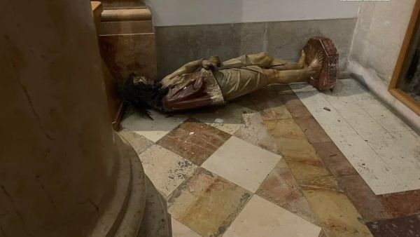 آثار تحطيم كنسية "حبس المسح" في القدس المحتلة.