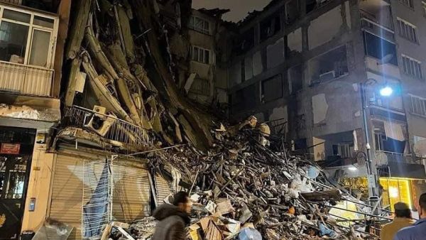 ضرب زلزال مدمر بقوة 7.4 فجر الاثنين مناطق جنوب تركيا وشمال ووسط سوريا