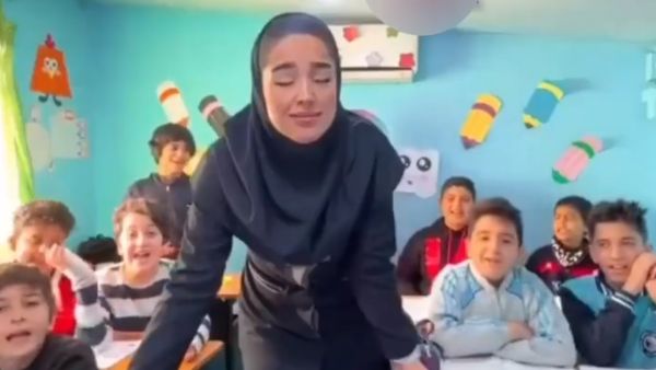 المعلمة المفصولة وهي داخل الفصل الدراسي في ايران - لقطة شاشه