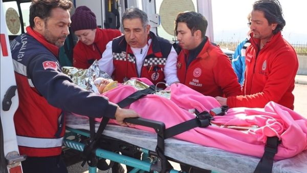 انتشال طفل وأمه وهم على قيد الحياة من تحت الأنقاض