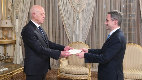 السفير الأمريكي جوي هود أوراق اعتماده اليوم إلى الرئيس قيس سعيد في القصر الرئاسي بقرطاج