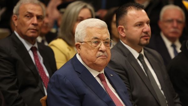 عباس وخلفه ماجد فرج احد المرشحين للمنافسه على خلافته