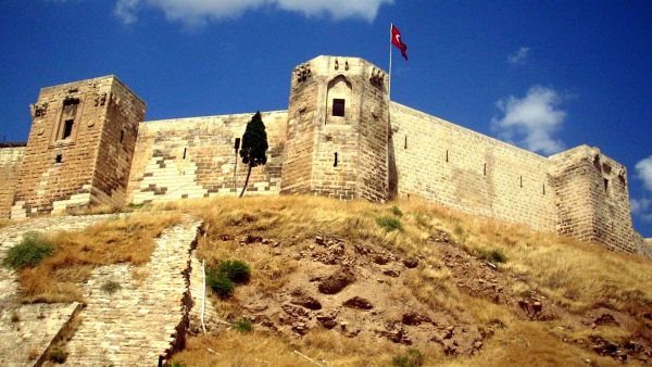 قلعة غازي عنتاب نسخة طبق الأصل عن قلعة حلب السورية