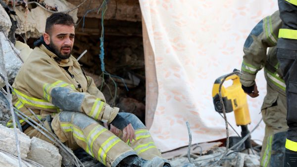 عنصر من فريق الانقاذ اللبناني في جبلة السورية