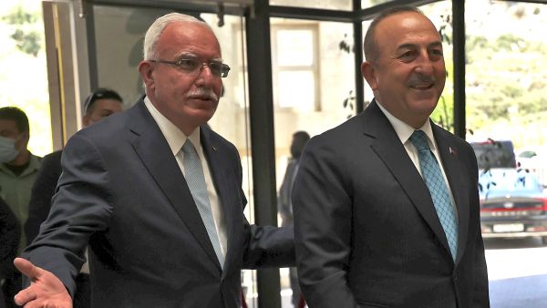 وزير الخارجية الفلسطيني رياض المالكي (يسار) يرحب بوزير الخارجية التركي مولود جاويش أوغلو قبل اجتماع في مدينة رام الله بالضفة الغربية المحتلة في 24 مايو 2022