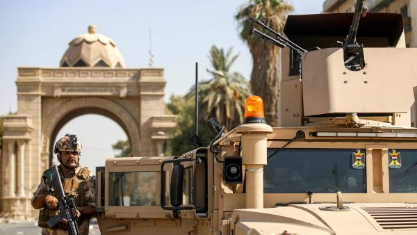 Iraqi army soldiers deploy to guard the entrance of the high-security Green Zone in the capital Baghdad on August 30, 2022 after the withdrawal of supporters of Shiite Muslim cleric Moqtada al-Sadr from the area. (Photo by AHMAD AL-RUBAYE / AFP) Iraqi soldiers