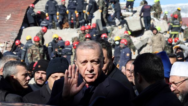 أردوغان خلال جولة في موقع المباني المدمرة بمدينة كهرمان ماراس بجنوب شرق تركيا في 8 فبراير 2023
