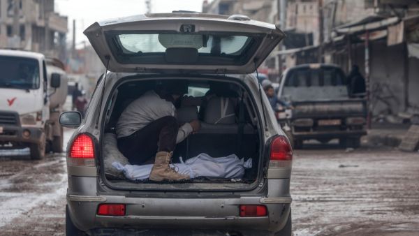 جثة شابة من ضحايا الزلزال المدمر الذي ضرب تركيا وسوريا انتشلت من تحت الأنقاض لتُنقل في مخبأ سيارة ذويها تمهيدا لدفنها