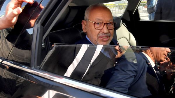 The head of Tunisia's Islamist movement Ennahdha Rached Ghannouchi greets supporters upon arrival to a police station in Tunis ,on February 21, 2023, in compliance to the summons of an investigating judge. (Photo by FETHI BELAID / AFP) Rached Ghannouchi