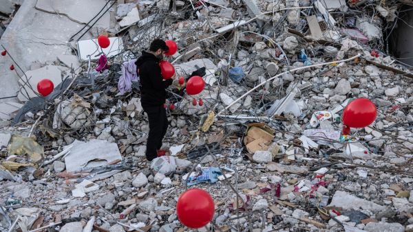 الوفيات جراء الزلزال المدمر جنوبي البلاد قد ارتفع إلى 42 ألفًا و310 أشخاص