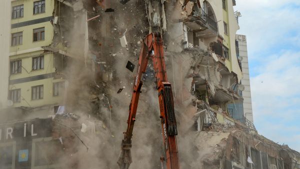 اعتقالات بالجملة للمهندسين والمقاولين 
