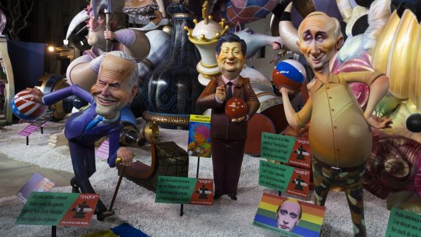 Cardboard figurines