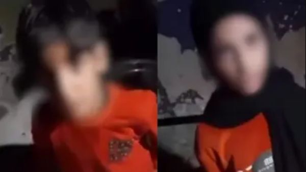 عراقي يضرب طفليه بوحشية