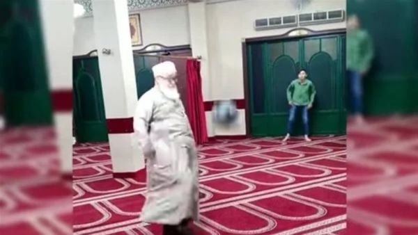 إمام يلعب كرة القدم داخل أحد المساجد