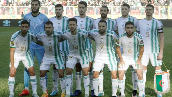 Algeria's players pose for a group picture during the 2022 African Nations Championship semi-final football match between Algeria and Niger at the Oran Olympic stadium on January 31, 2023. (Photo by - / AFP)