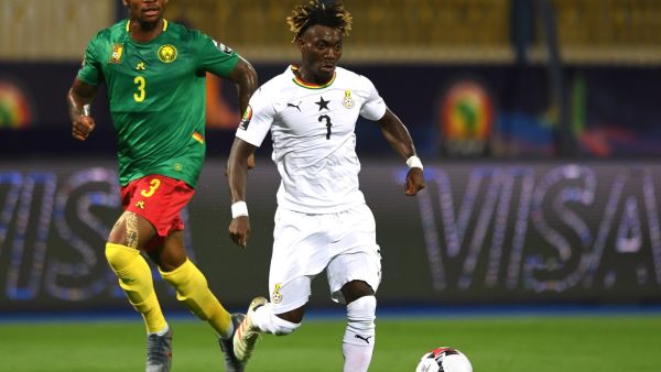 Ghana's midfielder Christian Atsu (R) is marked by Cameroon's defender Gaetan Bong during the 2019 Africa Cup of Nations (CAN) Group F football match between Cameroon and Ghana at the Ismailia Stadium on June 29, 2019. / AFP / OZAN KOSE