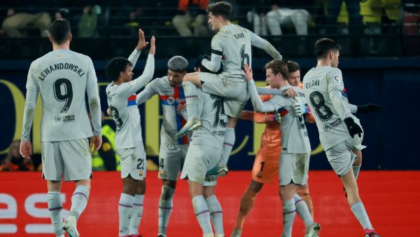 Barcelona's players celebrate victory at the end of the Spanish League football match between Villarreal CF and FC Barcelona at La Ceramica stadium in Vila-real on February 12, 2023. (Photo by JOSE JORDAN / AFP)