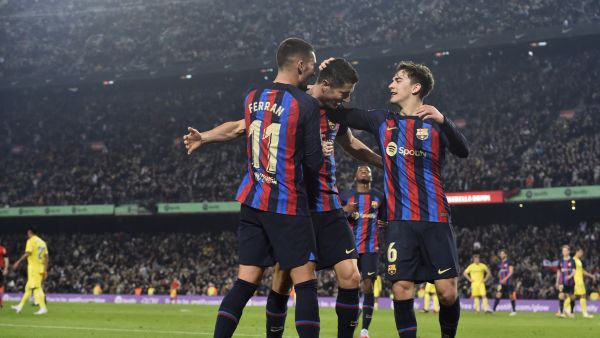 Barcelona's Polish forward Robert Lewandowski (C) celebrates scoring his team's second goal with Barcelona's Spanish forward Ferran Torres (L) and Barcelona's Spanish midfielder Gavi during the Spanish League football match between FC Barcelona and Cadiz CF at the Camp Nou stadium in Barcelona, on February 19, 2023. (Photo by Pau BARRENA / AFP)