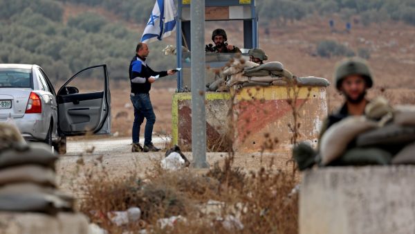 حاجز لقوات الإحتلال الاسرائيلي على مدخل بلدة بيت فوريك شرق مدينة نابلس (أ ف ب)