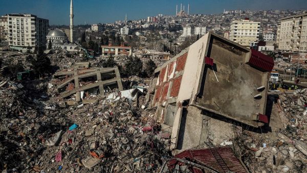 جانب من الدمار في إحدى مدن تركيا جراء الزلزال (أ ف ب)