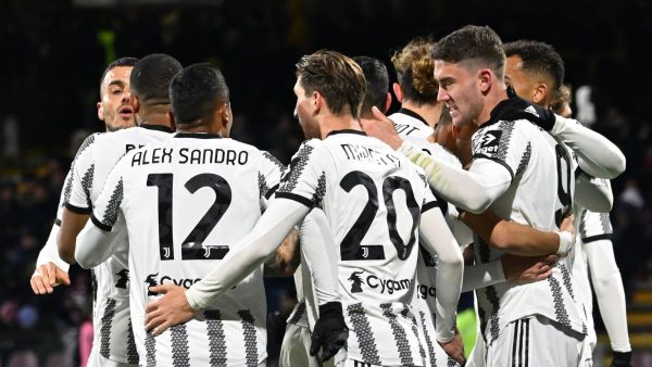 Juventus' Serbian forward Dusan Vlahovic (R) celebrates after scoring a penalty for Juventus to open the scoring during the Italian Serie A football match between Salernitana and Juventus on February 7, 2023 at the Arigis stadium in Salerno. (Photo by Andreas SOLARO / AFP)