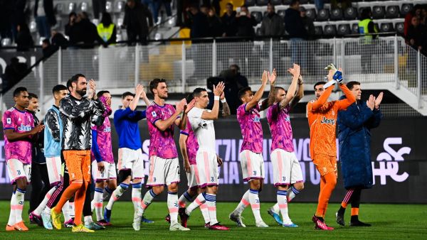 Juventus' Argentinian forward Angel Di Maria (C) and teammates acknowledge the public at the end of the Italian Serie A football match between Spezia and Juventus, on February 19, 2023 at the Alberto-Picco stadium in La Spezia. (Photo by ANDREAS SOLARO / AFP)