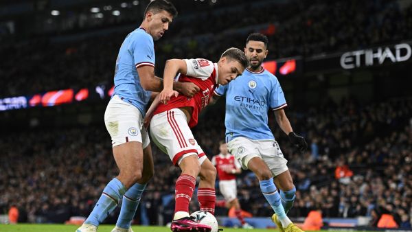 Arsenal's Belgian midfielder Leandro Trossard (C) challenges Manchester City's Spanish midfielder Rodri (L) and Manchester City's Algerian midfielder Riyad Mahrez (R) during the English FA Cup fourth round football match between Manchester City and Arsenal at the Etihad Stadium in Manchester, northwest England, on January 27, 2023. (Photo by Oli SCARFF / AFP)