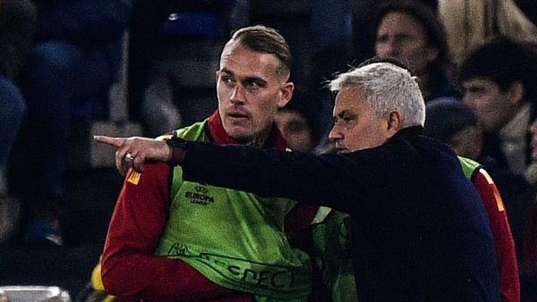 AS Roma's Portuguese coach Jose Mourinho (R) gives instructions to AS Roma's Dutch defender Rick Karsdorp during the UEFA Europa League play off second leg football match between AS Roma and RB Salzburg, on February 23, 2023 at the Olympic stadium in Rome. (Photo by Filippo MONTEFORTE / AFP)