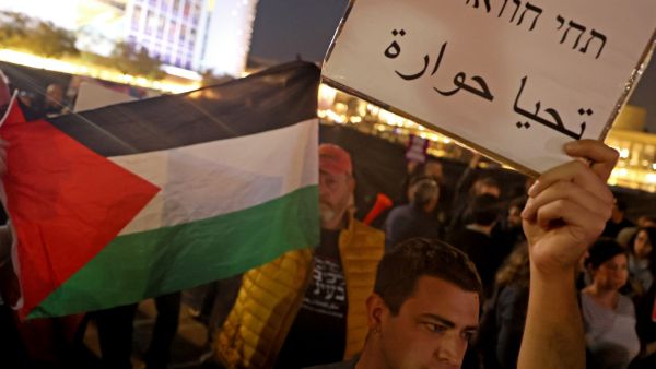 الآلاف يشاركون في مظاهرة بمدينة تل أبيب ضد حكومة بنيامين نتنياهو المتطرفة (أ ف ب)