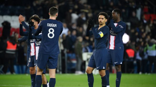 Paris Saint-Germain's Brazilian defender Marquinhos (R) celebrates with teammates after winning the French L1 football match between Paris Saint-Germain (PSG) and Toulouse FC at the Parc des Princes stadium in Paris on February 4, 2023. (Photo by FRANCK FIFE / AFP)