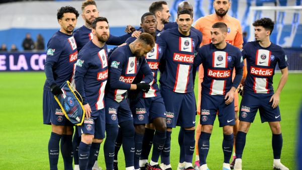 Paris Saint Germain's players pose for a team photograph prior to the French Cup round of 16 football match between Olympique Marseille (OM) and Paris Saint-Germain (PSG) at Stade Velodrome in Marseille, southern France on February 8, 2023. (Photo by Nicolas TUCAT / AFP)
