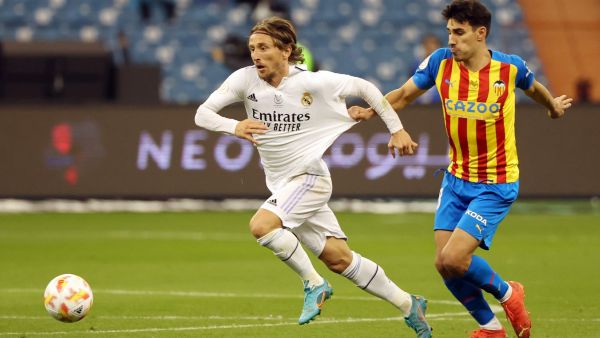 Real Madrid's Croatian midfielder Luka Modric (L) vies with Valencia's Portuguese midfielder Andre Almeida during the Spanish Super Cup semi-final football match between Real Madrid CF and Valencia CF at the King Fahd International Stadium in Riyadh, Saudi Arabia, on January 11, 2023. (Photo by Giuseppe CACACE / AFP)