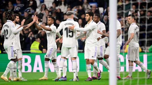 Real Madrid's players celebrate after Real Madrid's French forward Karim Benzema scored his team's third goal during the Spanish League football match between Real Madrid CF and Elche CF at the Santiago Bernabeu stadium in Madrid on February 15, 2023. (Photo by JAVIER SORIANO / AFP)