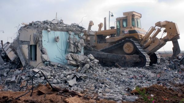الاحتلال يمارس جريمة مصادرة الاراضي وهدم المباني ويندد بالموقف الدولي الرافض