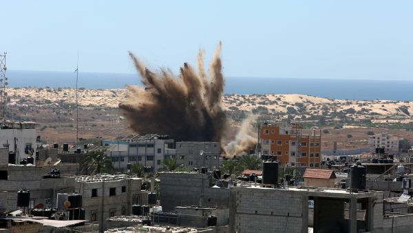 دخان يتصاعد بعد غارة جوية إسرائيلية على مدينة غزة