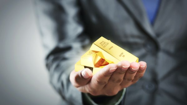 Gold prices inch up