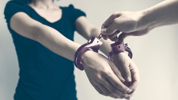  السيدة حيةٌ ترزق وانها نفذت مسرحية لإخفاء جريمة النصب والاحتيال.